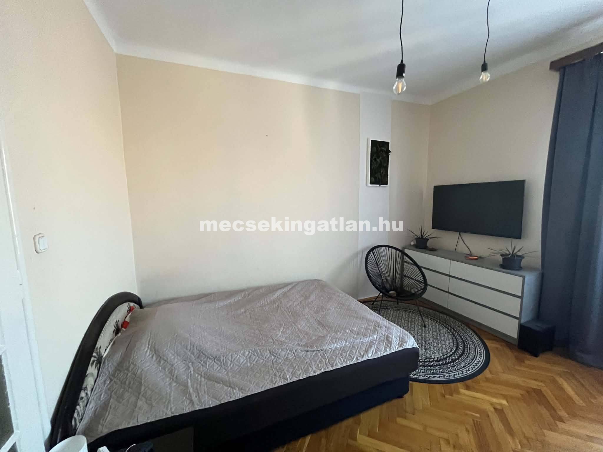 Pécs, Apáca utcában kiadó felújított – igényes téglalakás -klímás