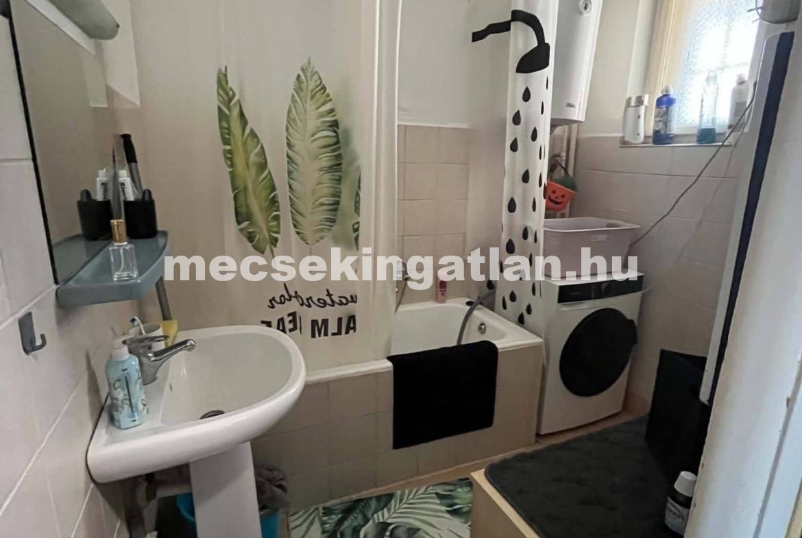 Pécs, Apáca utcában kiadó felújított – igényes téglalakás -klímás