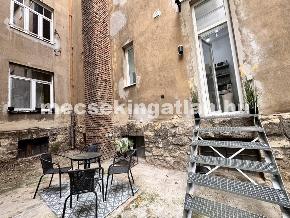 Pécs belvárosában a Lenke utcában földszinti, felújított, belső kertkapcsolatos téglalakás kiadó!