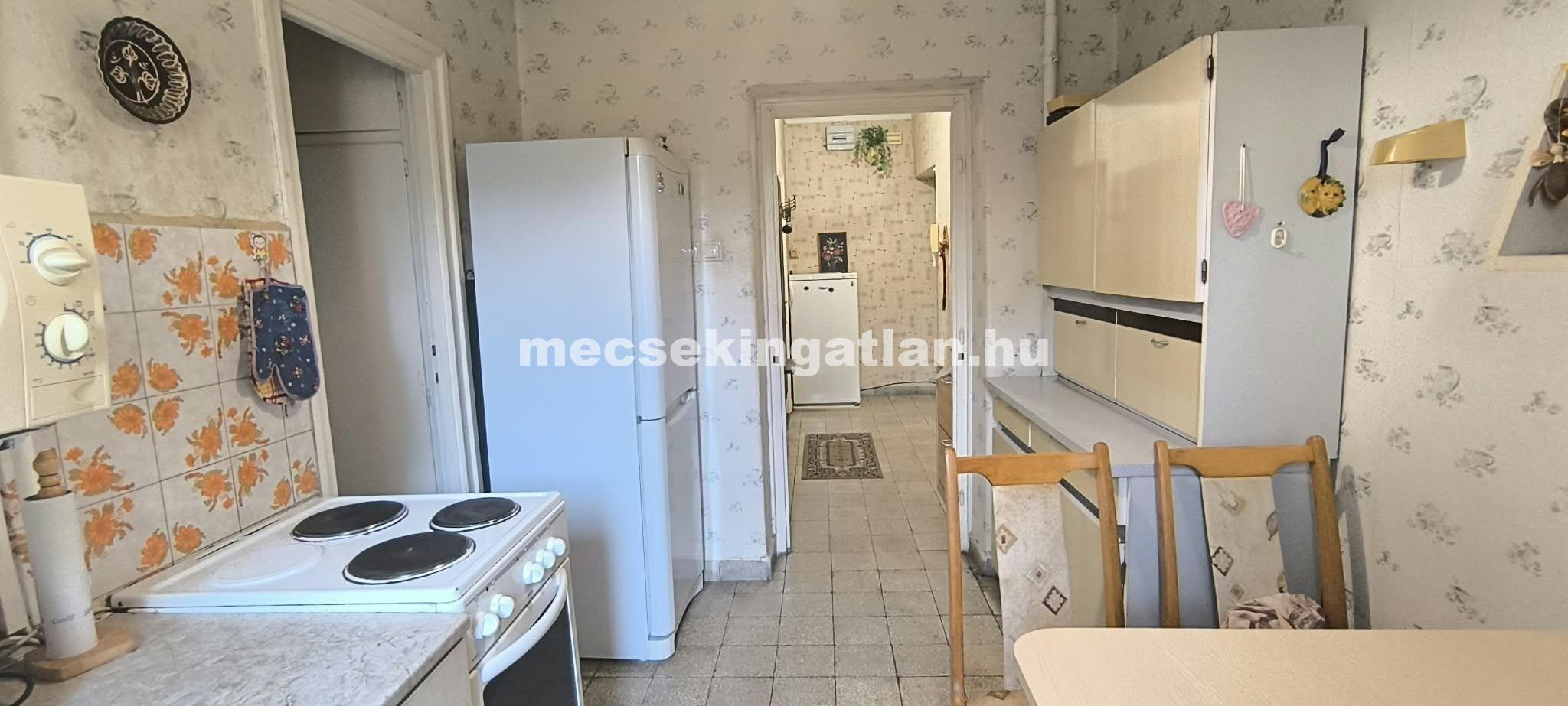 Pécs, Bornemissza Gergely utcában eladó téglalakás a második emeleten-44,9 MFt-i.á.