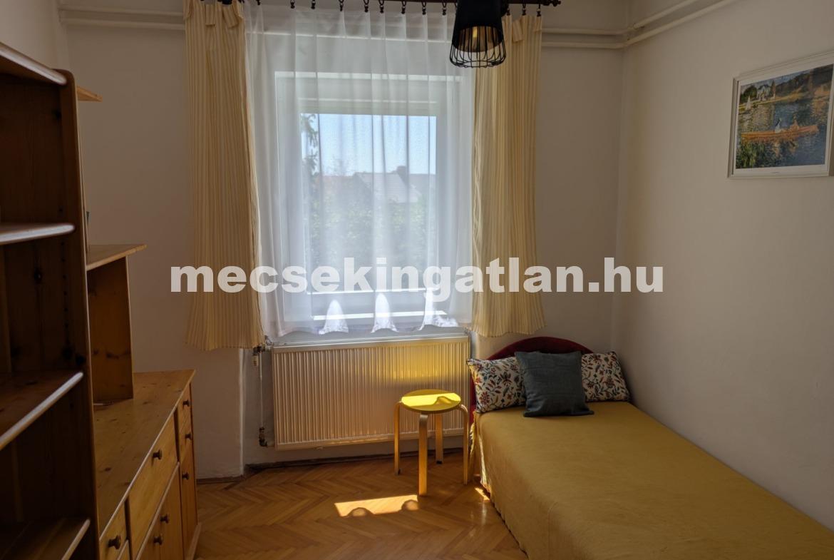 Pécs-Mecsekoldalban, Zsolt utcában első emeleti, felújított téglalakás kiadó!