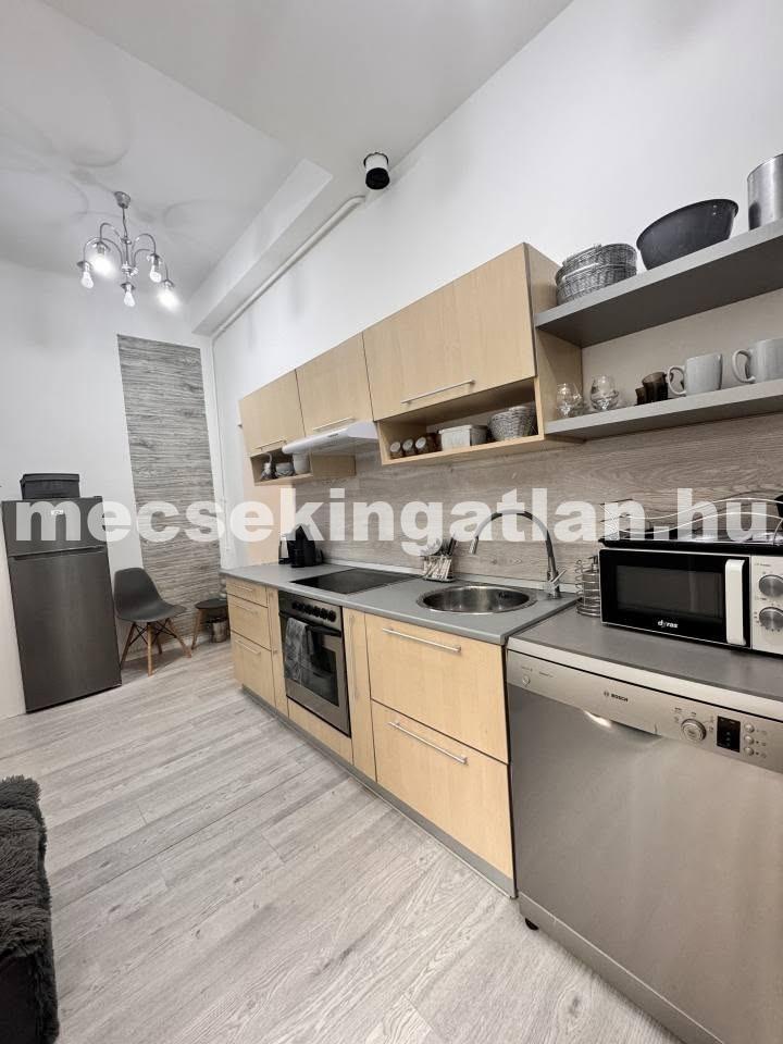 Pécs belvárosában a Lenke utcában földszinti, felújított, belső kertkapcsolatos téglalakás kiadó!