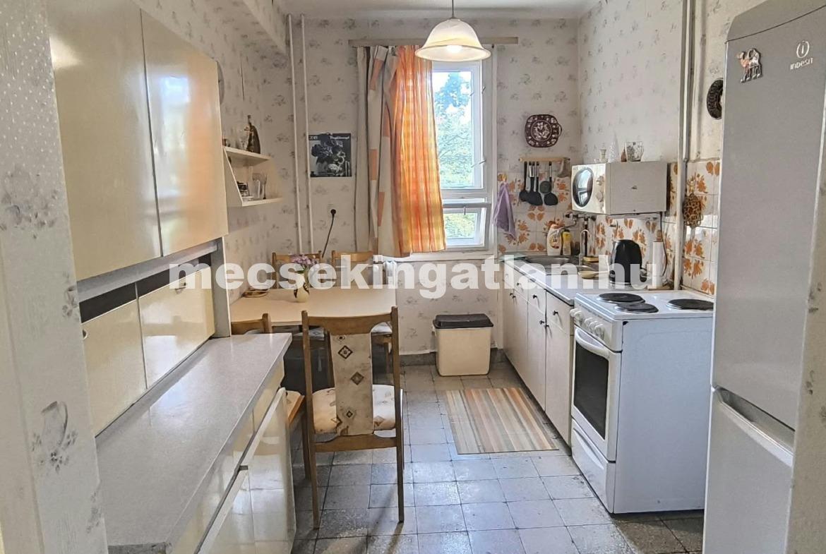 Pécs, Bornemissza Gergely utcában eladó téglalakás a második emeleten-44,9 MFt-i.á.