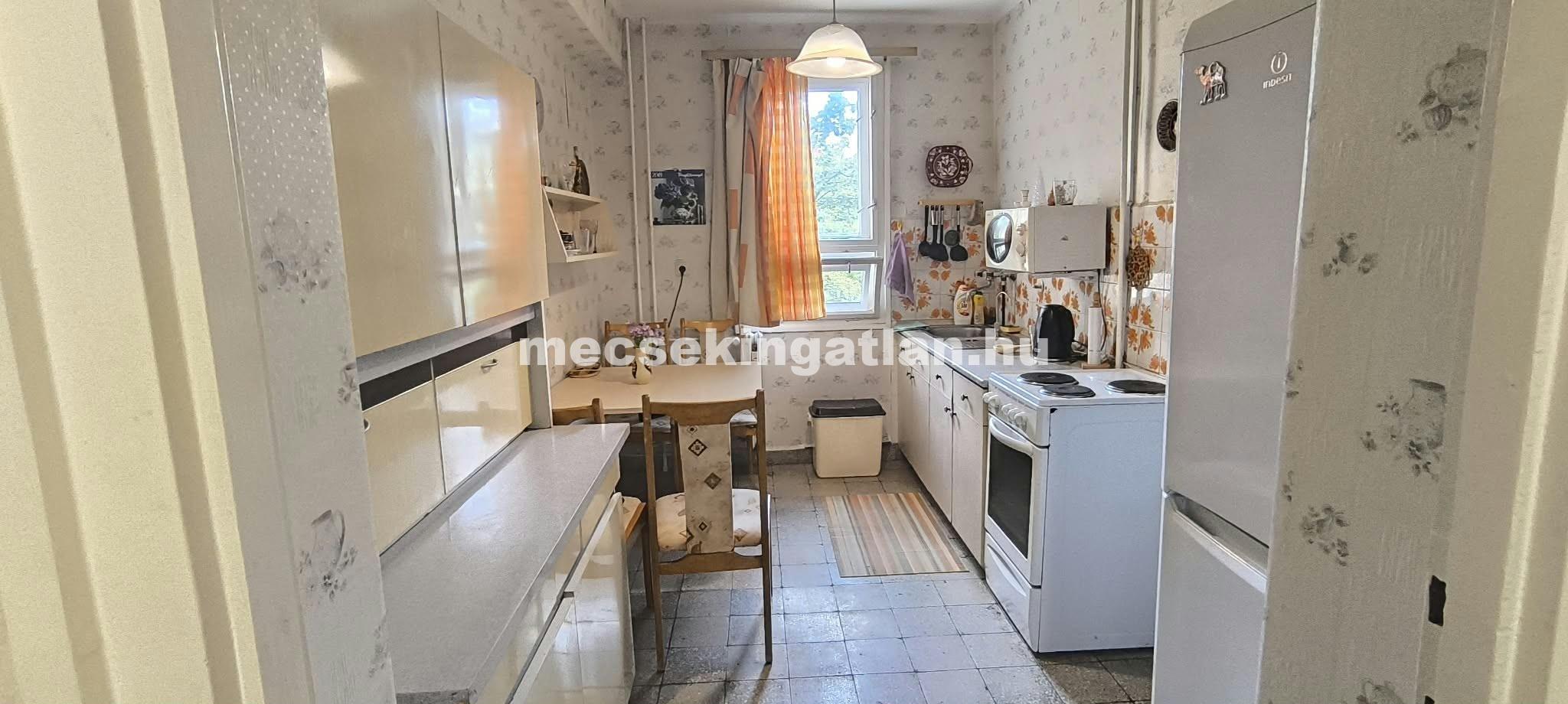 Pécs, Bornemissza Gergely utcában eladó téglalakás a második emeleten-44,9 MFt-i.á.