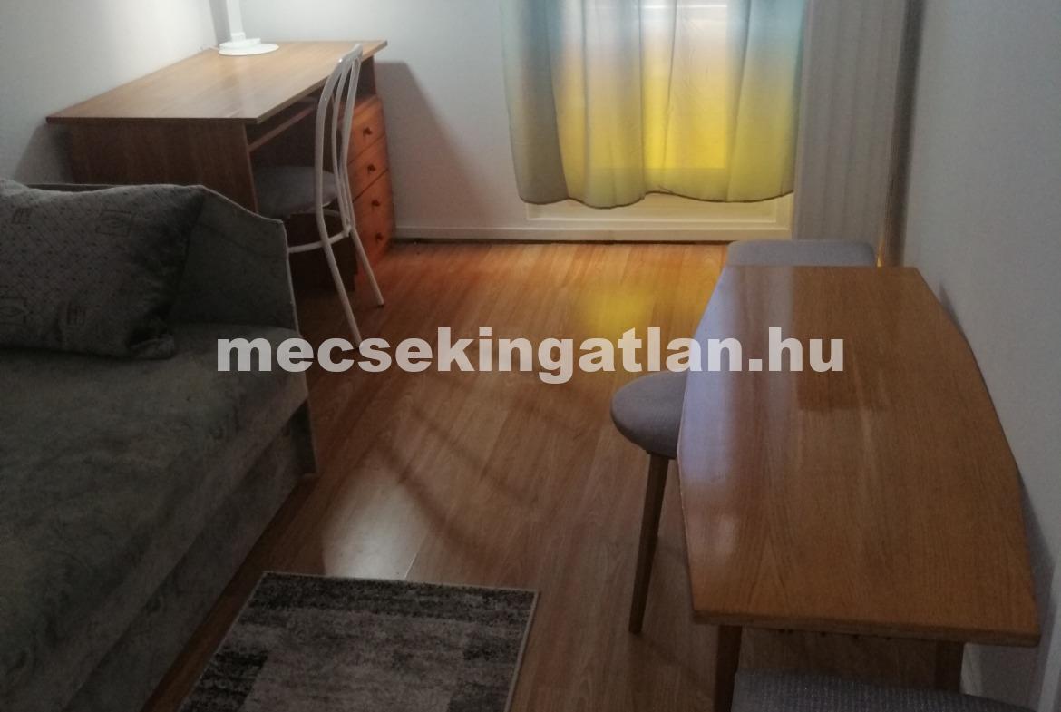 Pécs belvárosában nyolcadik emeleti panellakás kiadó!