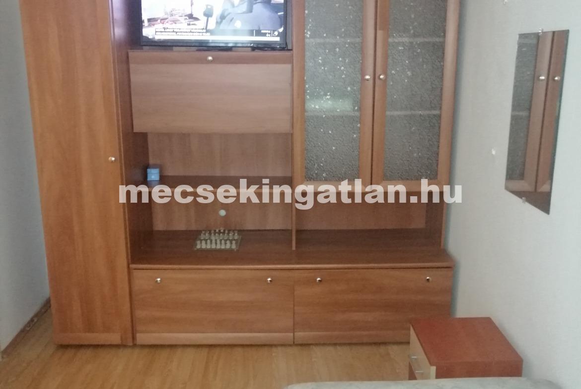 Pécs belvárosában nyolcadik emeleti panellakás kiadó!