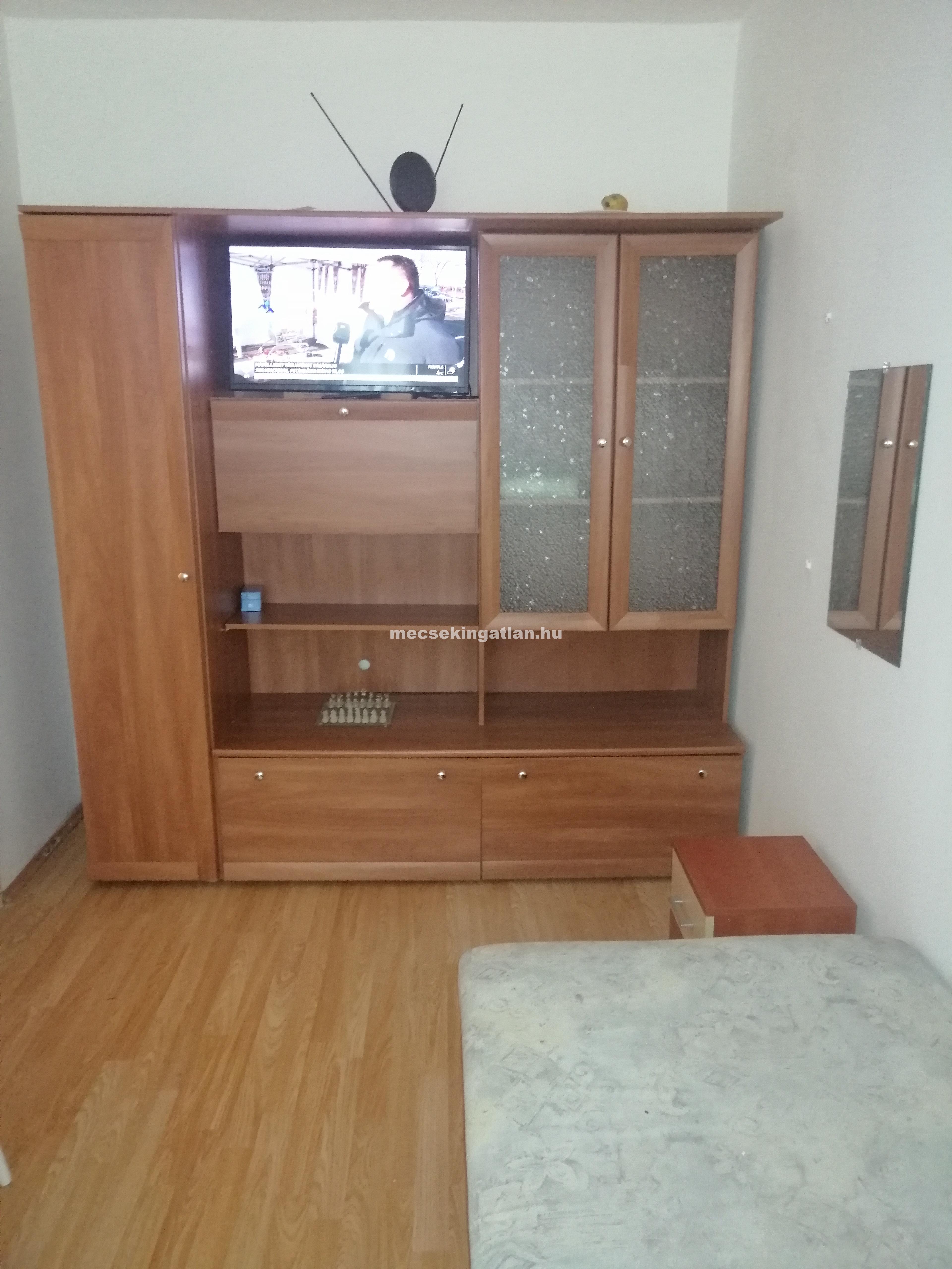 Pécs belvárosában nyolcadik emeleti panellakás kiadó!