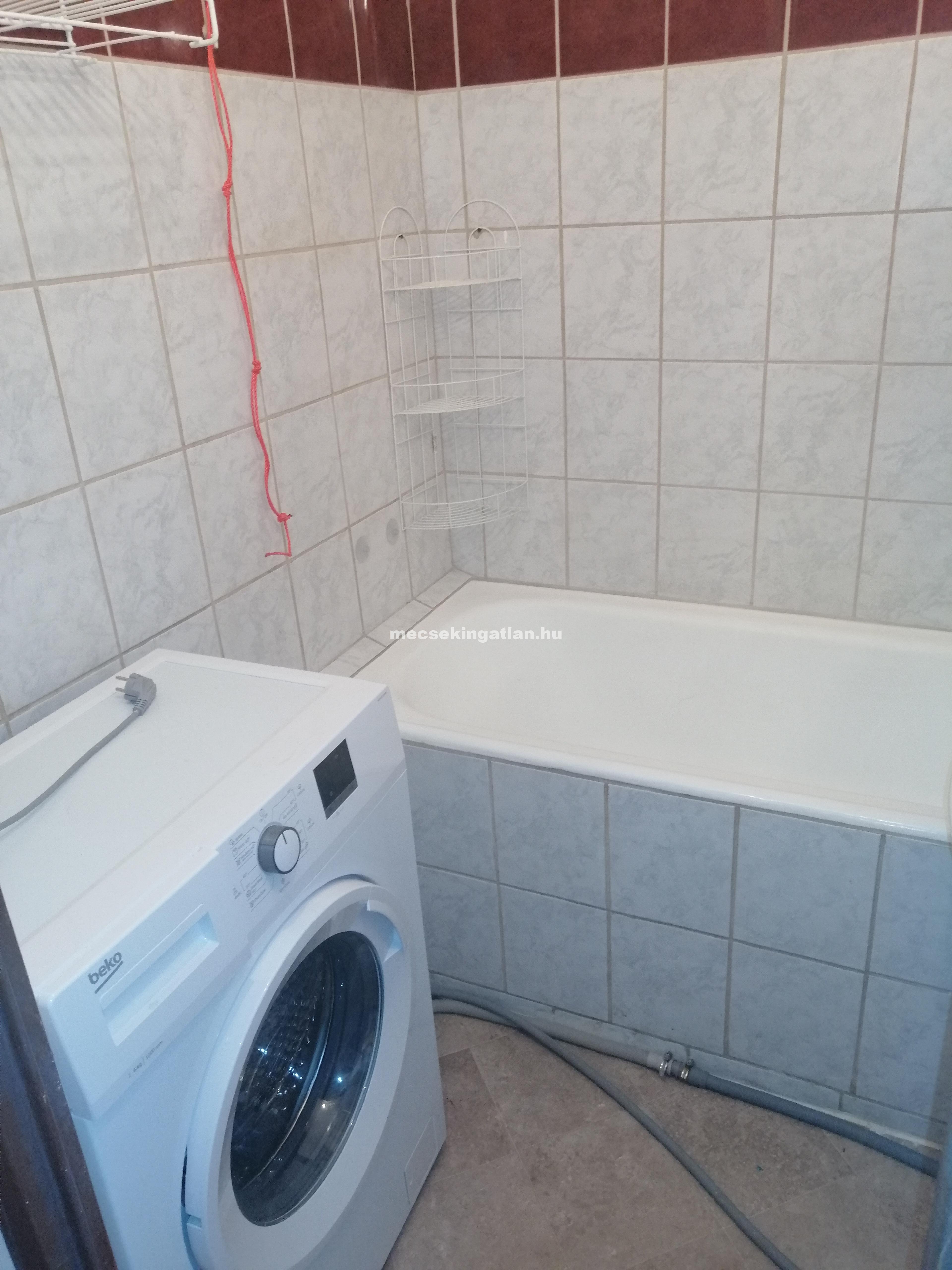 Pécs belvárosában nyolcadik emeleti panellakás kiadó!