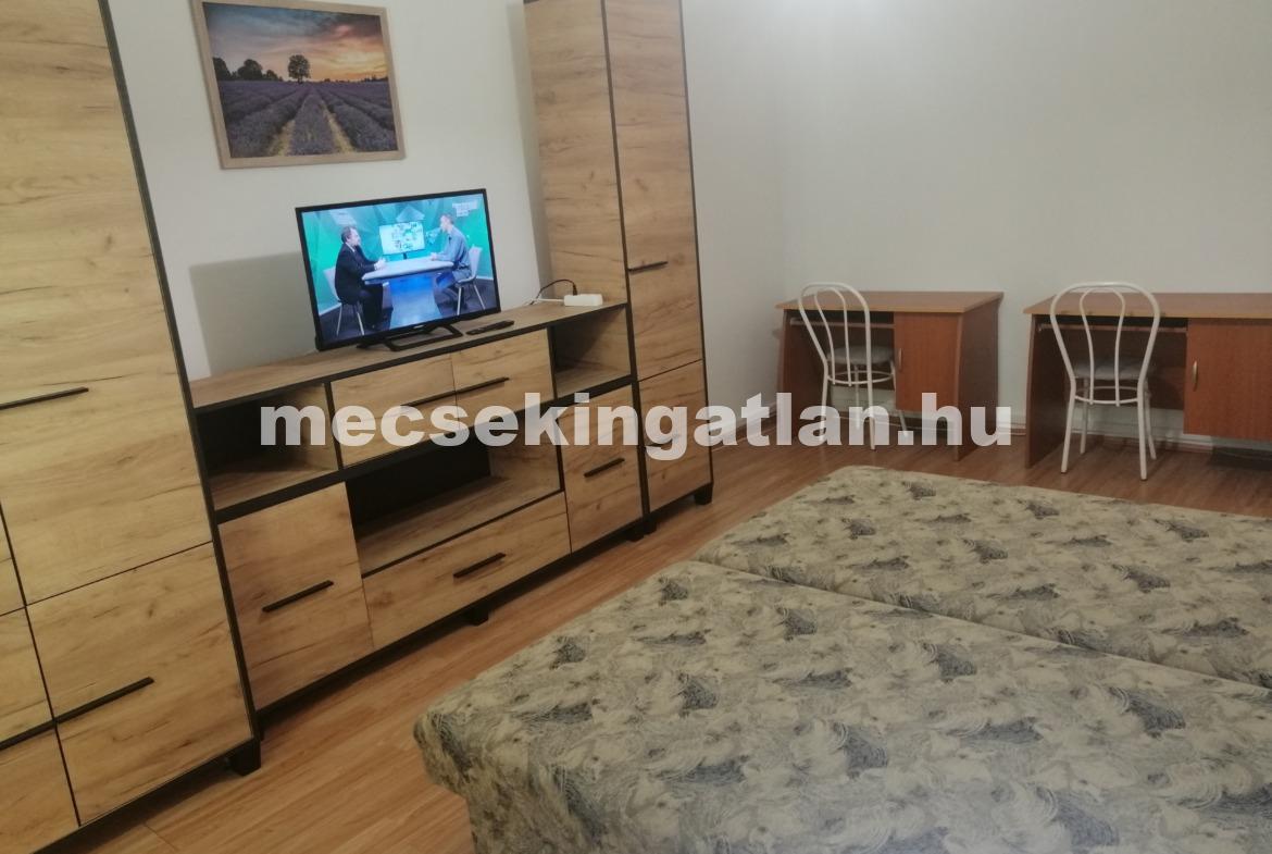Pécs belvárosában nyolcadik emeleti panellakás kiadó!