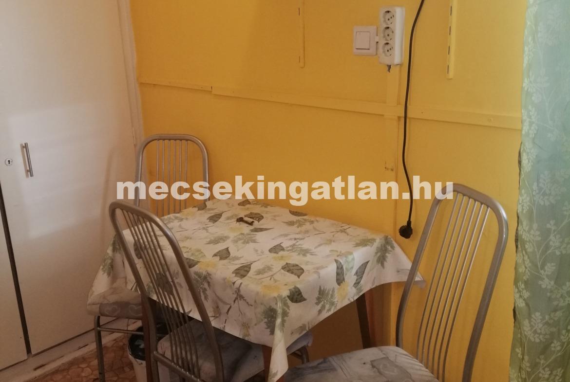 Pécs belvárosában nyolcadik emeleti panellakás kiadó!