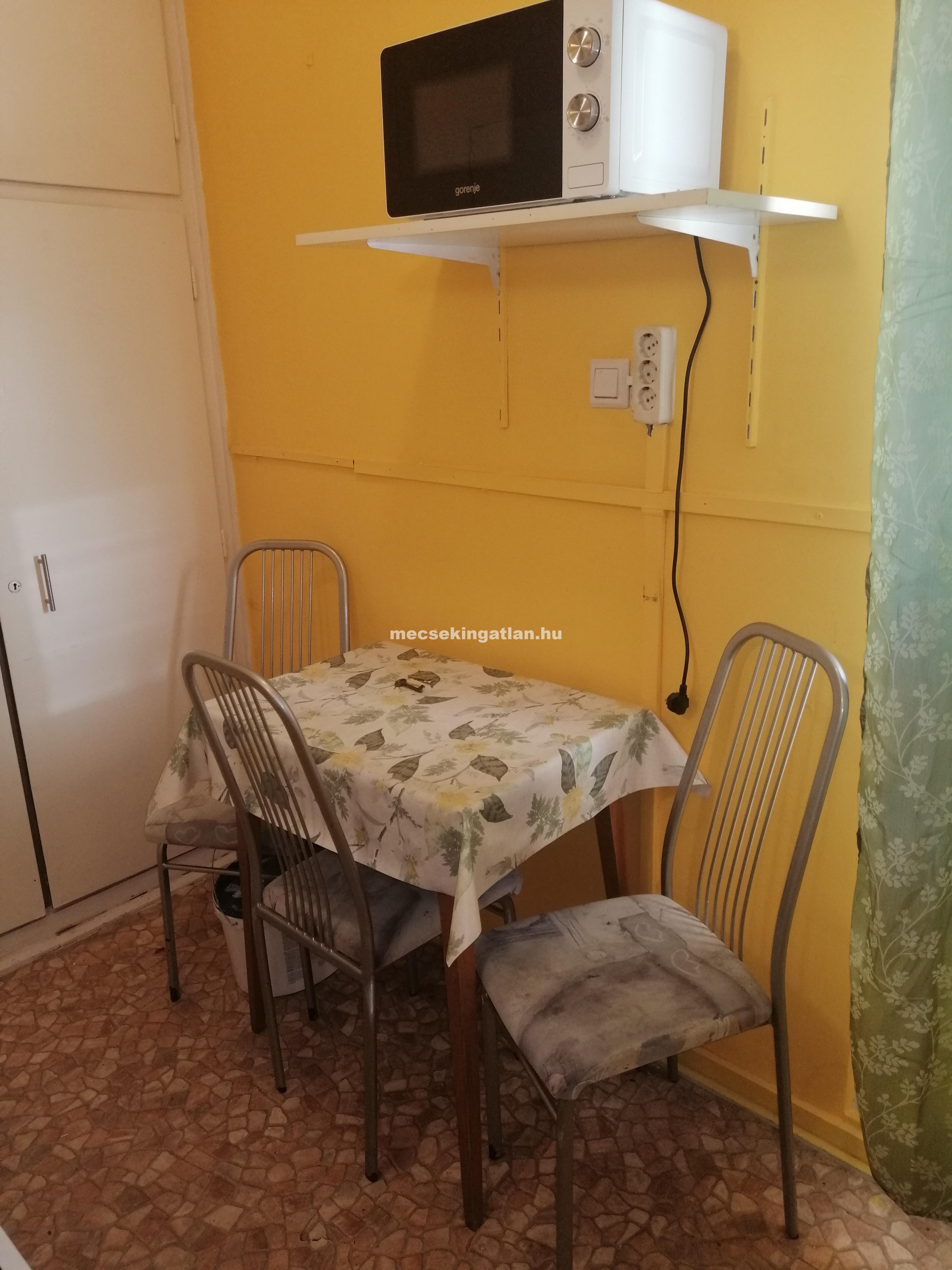 Pécs belvárosában nyolcadik emeleti panellakás kiadó!