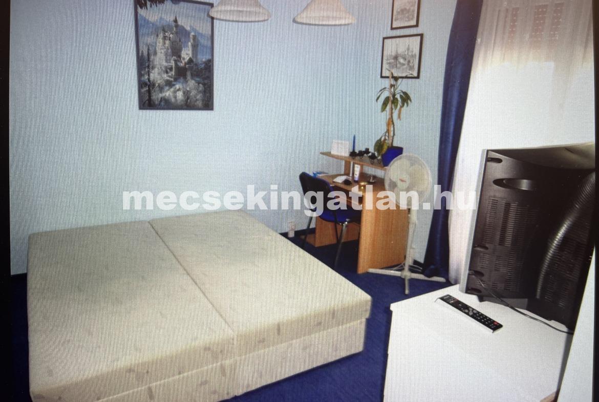 Pécsett a Veres Péter utcában első emeleti, erkélyes panellakás kiadó!