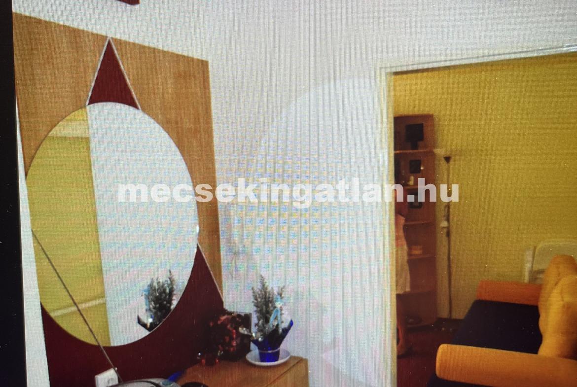 Pécsett a Veres Péter utcában első emeleti, erkélyes panellakás kiadó!