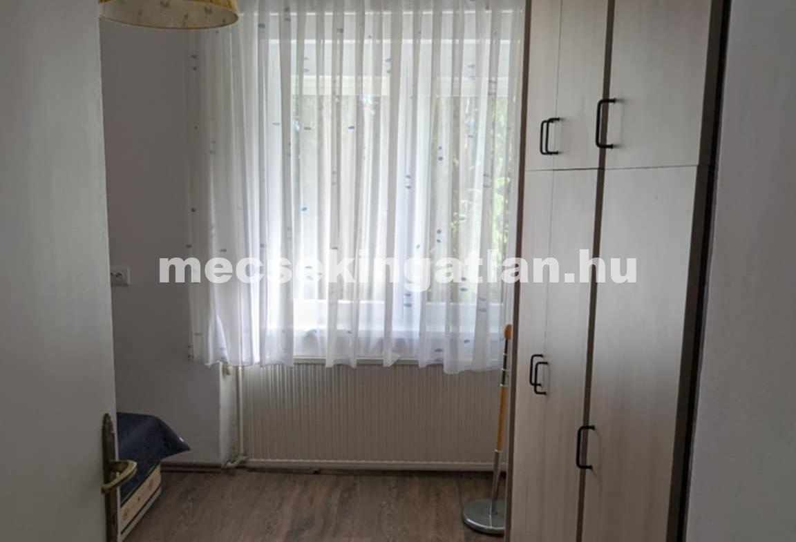 Pécs-Mecsekoldalban, Zsolt utcában első emeleti, felújított téglalakás kiadó!