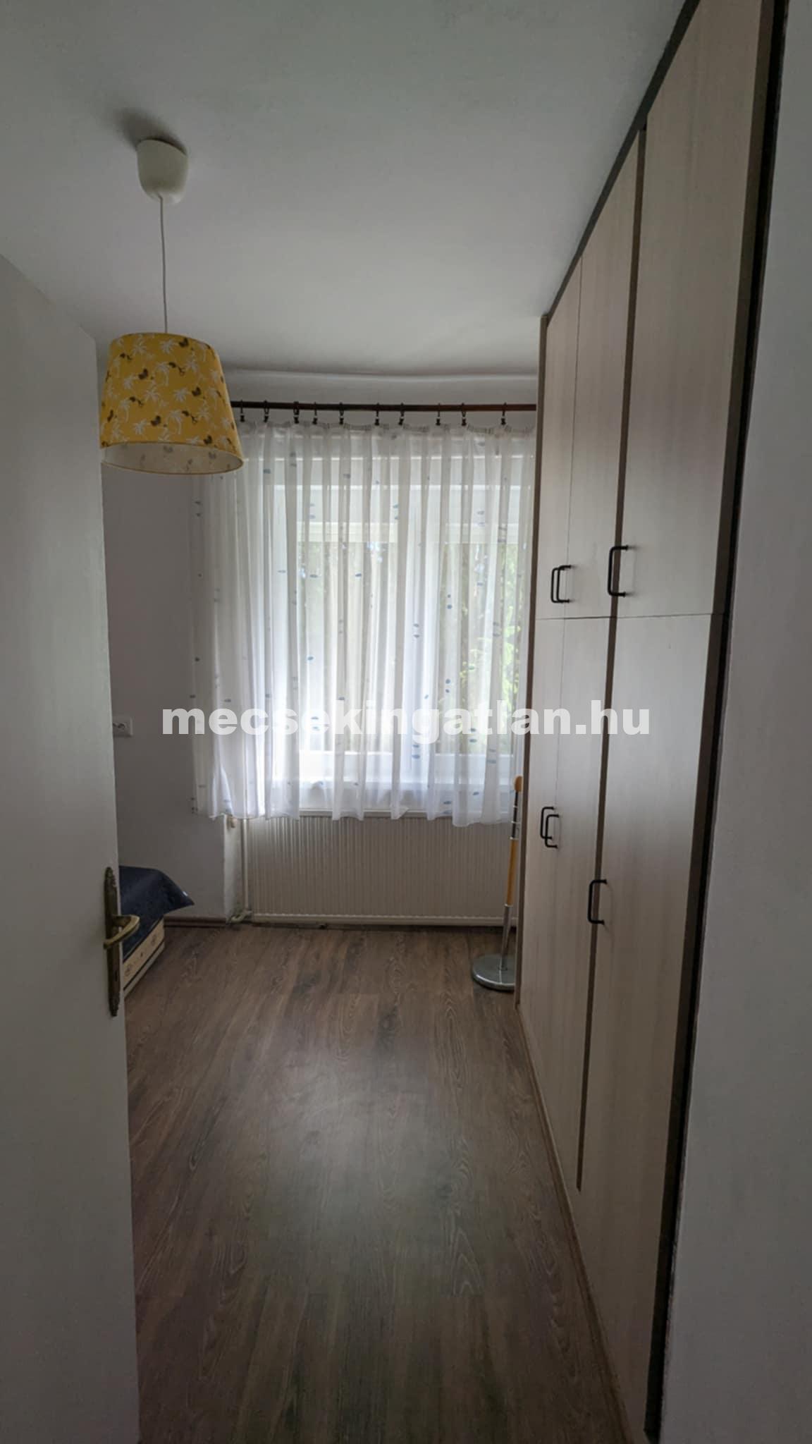 Pécs-Mecsekoldalban, Zsolt utcában első emeleti, felújított téglalakás kiadó!