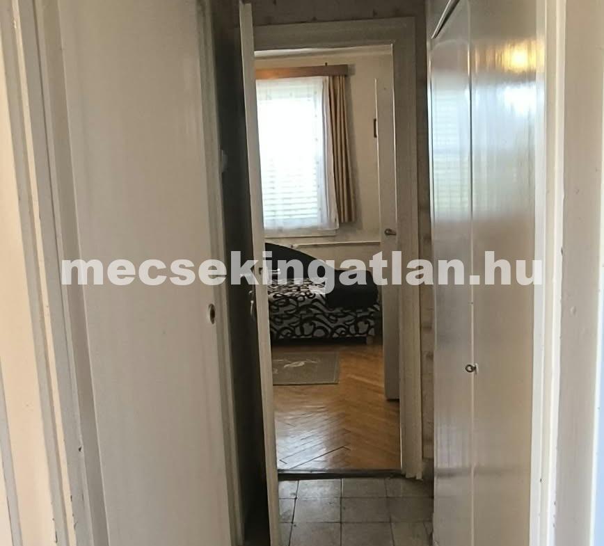 Pécs, Bornemissza Gergely utcában eladó téglalakás a második emeleten-44,9 MFt-i.á.