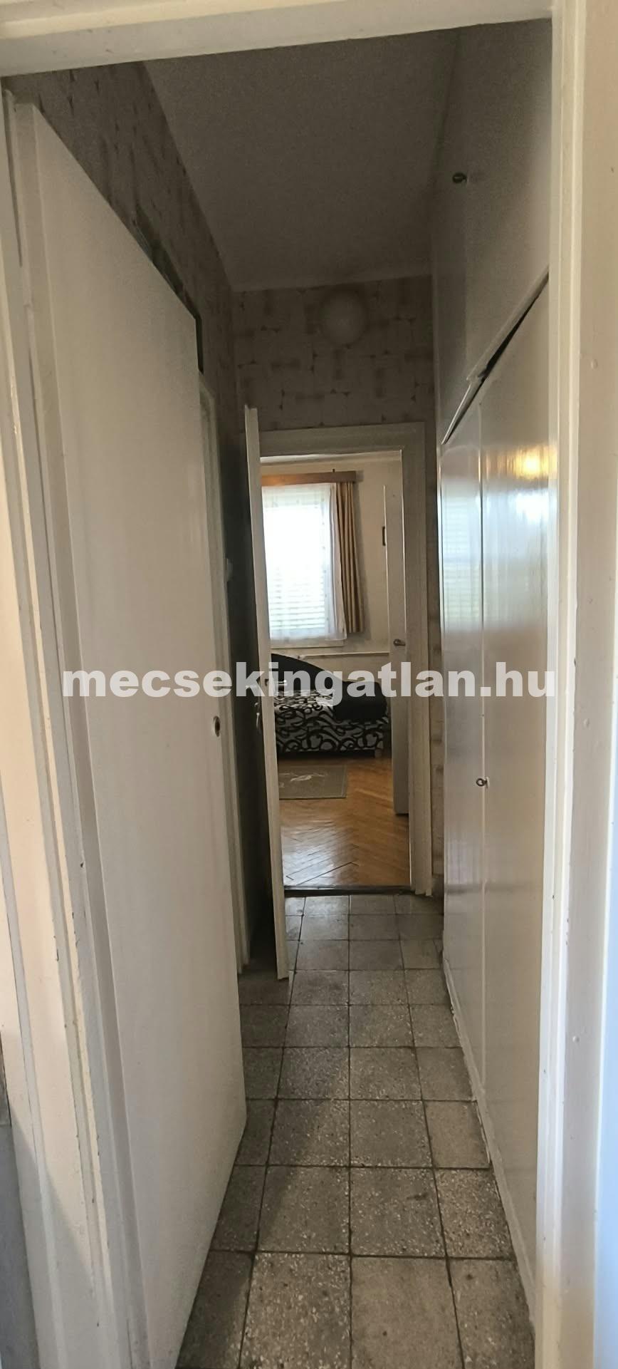 Pécs, Bornemissza Gergely utcában eladó téglalakás a második emeleten-44,9 MFt-i.á.