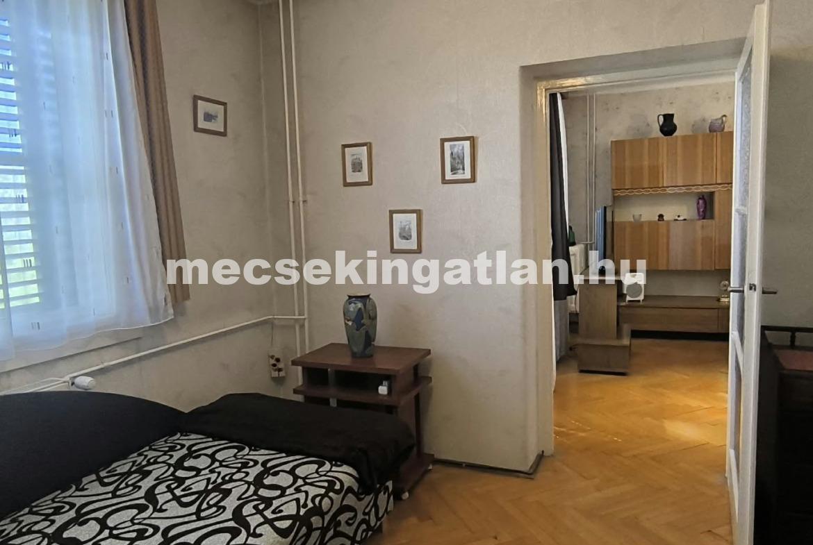Pécs, Bornemissza Gergely utcában eladó téglalakás a második emeleten-44,9 MFt-i.á.