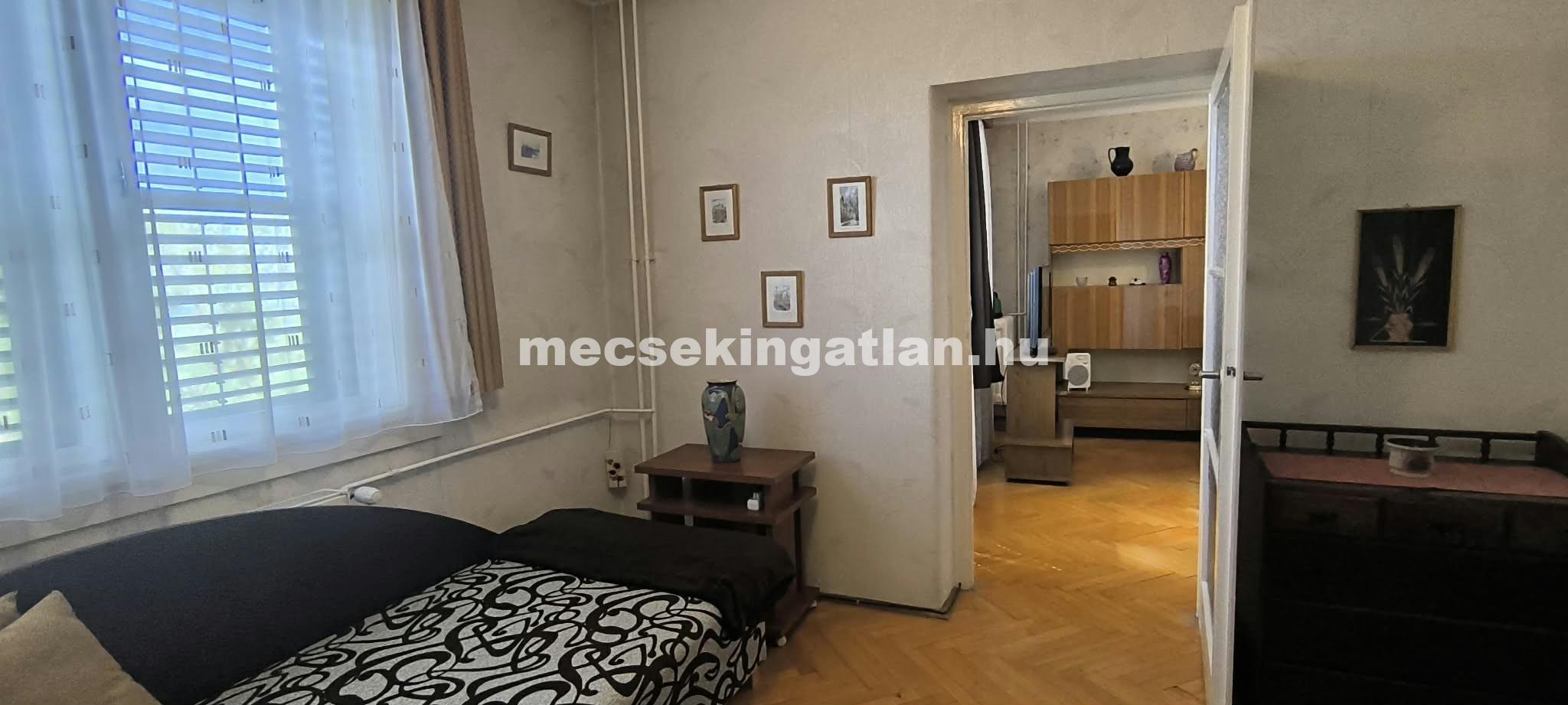 Pécs, Bornemissza Gergely utcában eladó téglalakás a második emeleten-44,9 MFt-i.á.