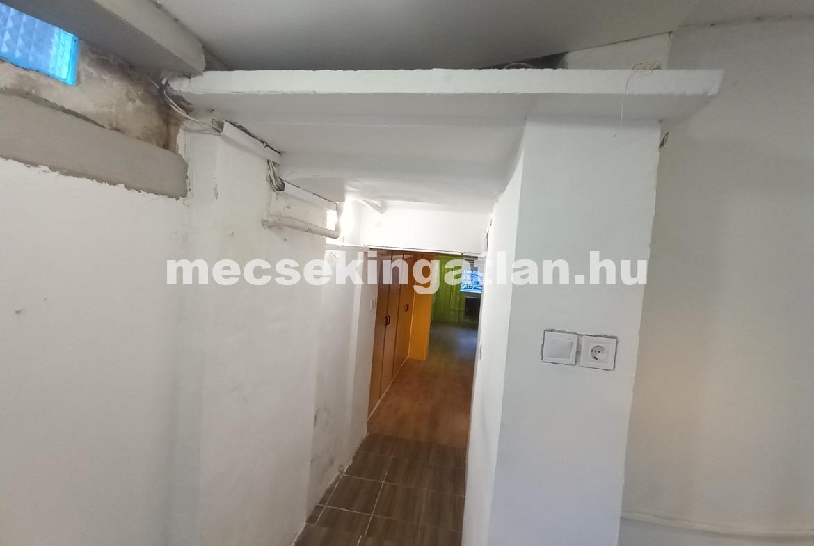 Pécsett a Szilágyi Dezső utcában téglalakás kertkapcsolattal kiadó!
