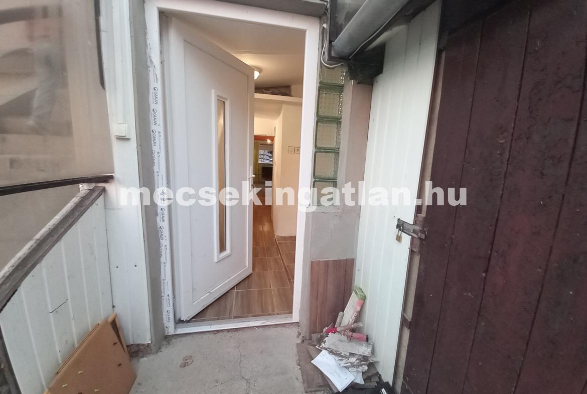 Pécsett a Szilágyi Dezső utcában téglalakás kertkapcsolattal kiadó!