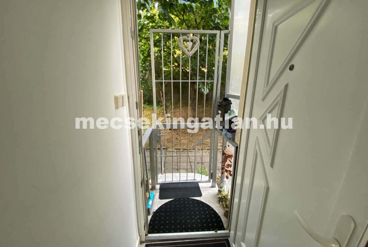 Pécsett a Jurisics Miklós utcában panorámás téglalakás tágas terasszal kiadó!