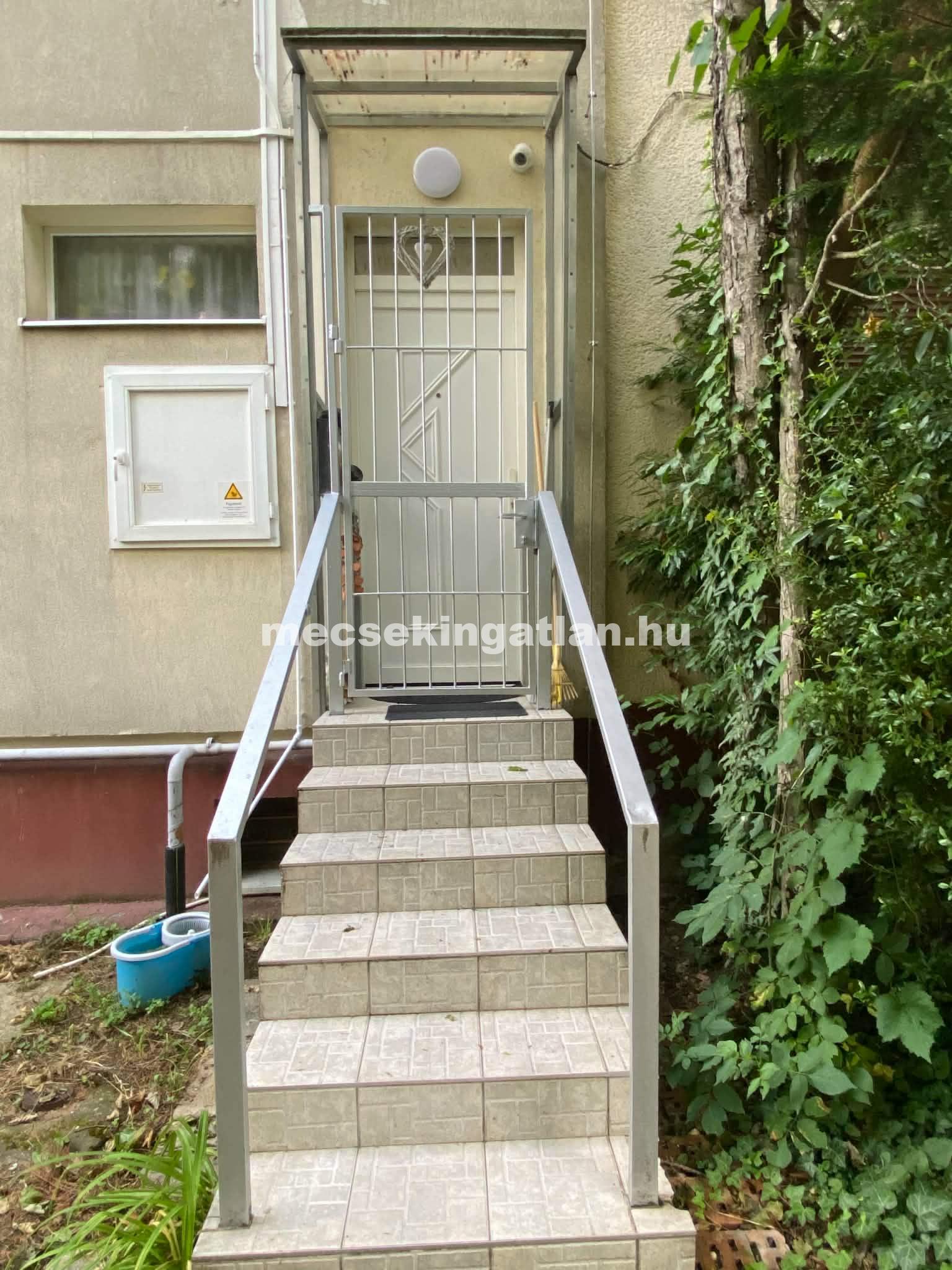 Pécsett a Jurisics Miklós utcában panorámás téglalakás tágas terasszal kiadó!