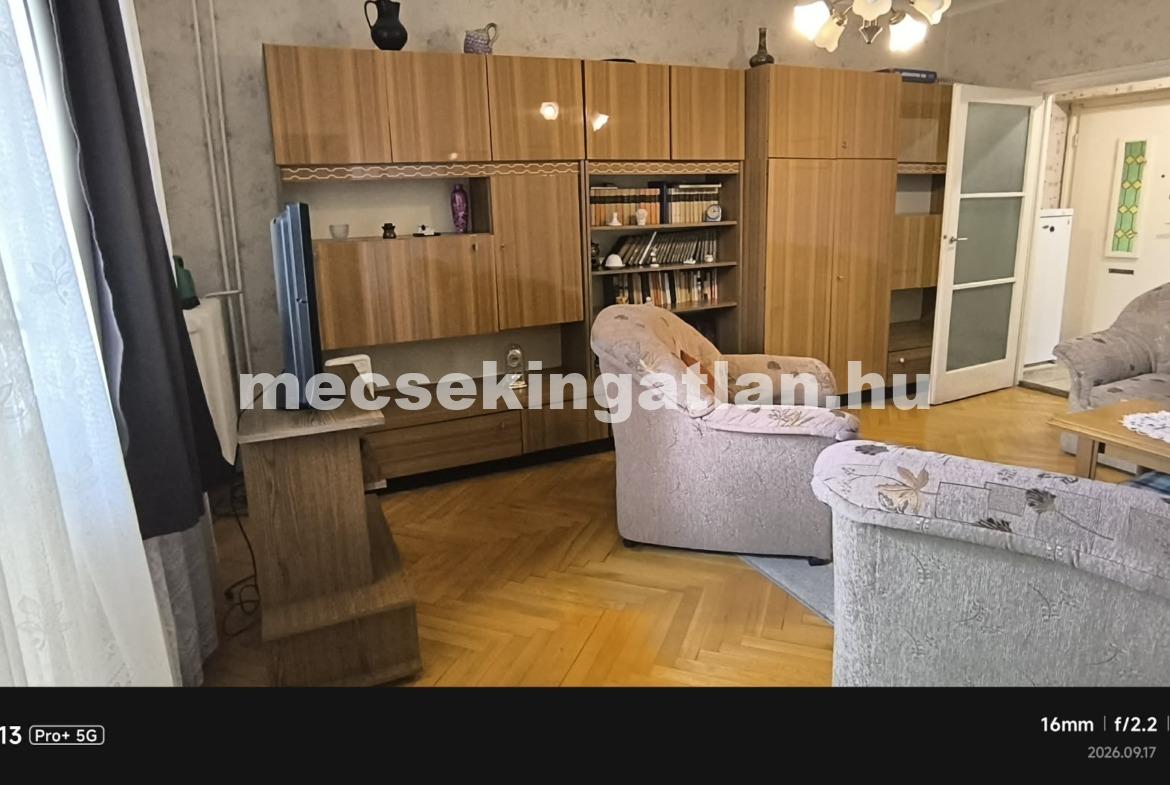 Pécs Bornemissza utcában kiadó második emeleti másfél szobás erkélyes téglalakás