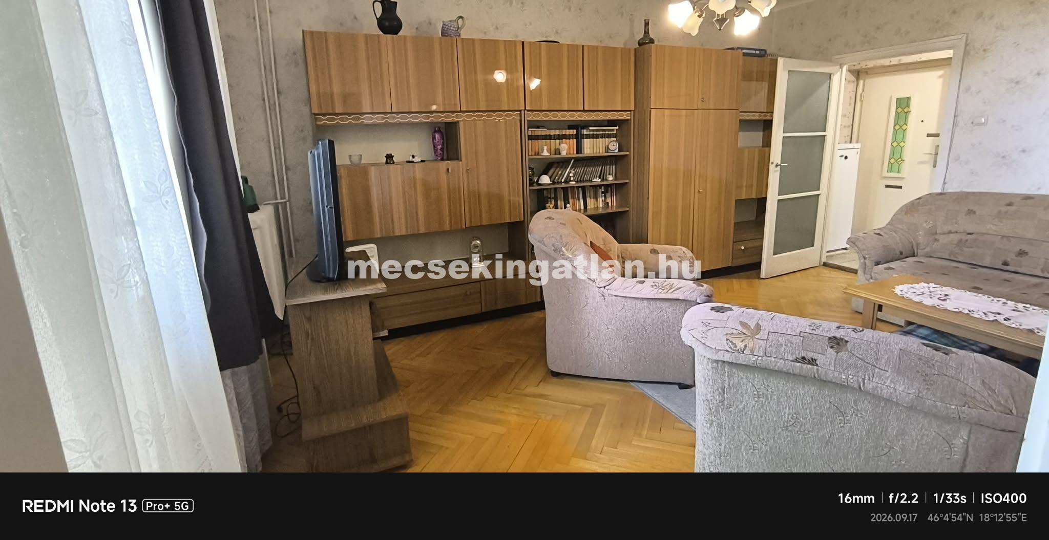 Pécs Bornemissza utcában kiadó második emeleti másfél szobás erkélyes téglalakás