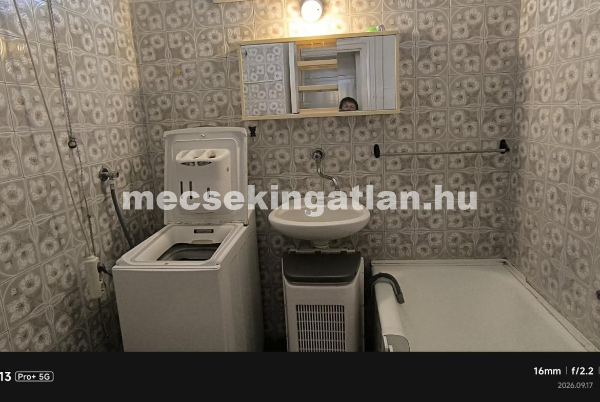 Pécs Bornemissza utcában kiadó második emeleti másfél szobás erkélyes téglalakás