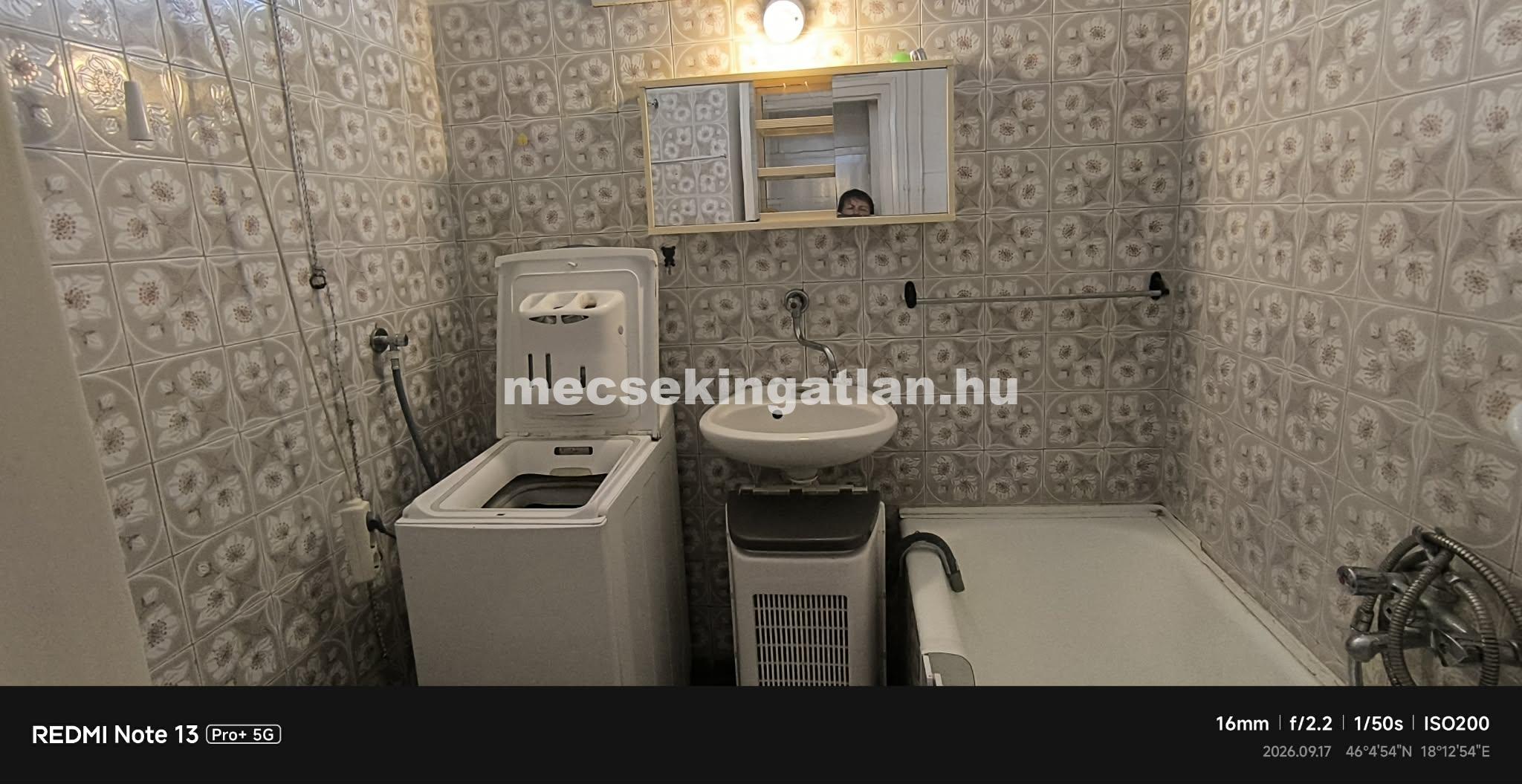 Pécs Bornemissza utcában kiadó második emeleti másfél szobás erkélyes téglalakás