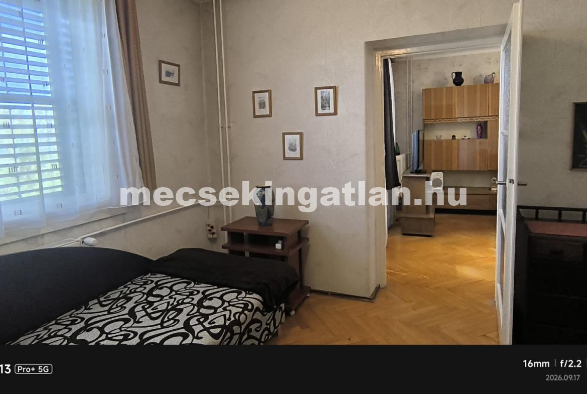 Pécs Bornemissza utcában kiadó második emeleti másfél szobás erkélyes téglalakás