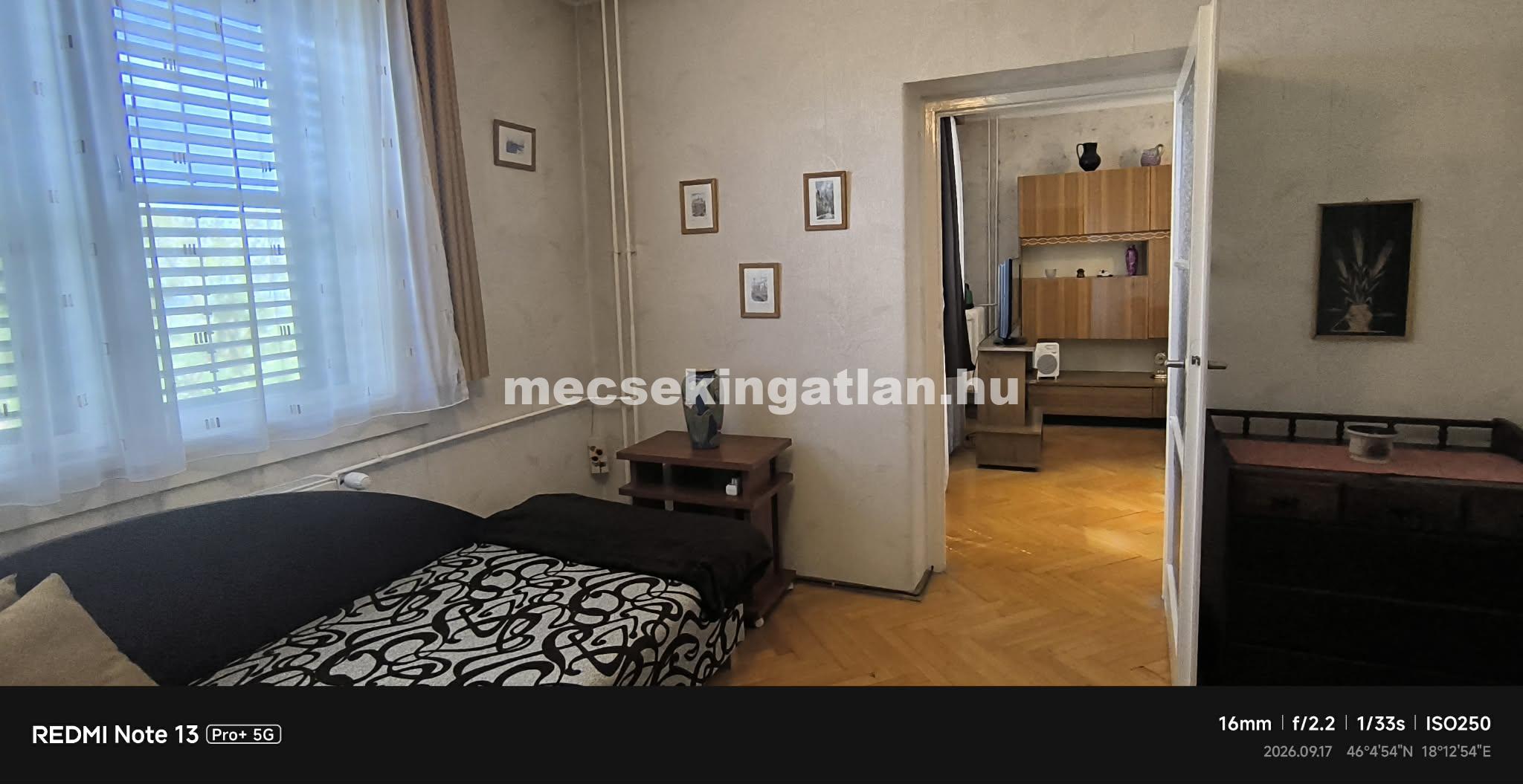 Pécs Bornemissza utcában kiadó második emeleti másfél szobás erkélyes téglalakás
