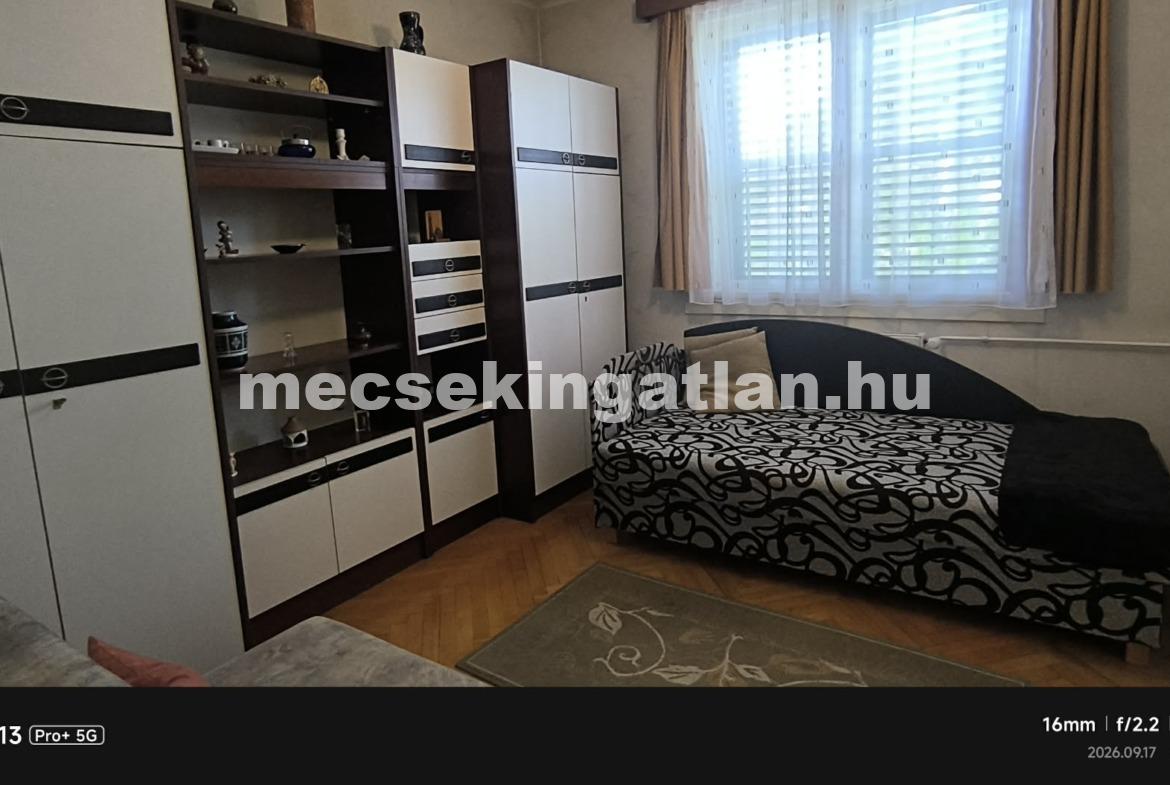 Pécs Bornemissza utcában kiadó második emeleti másfél szobás erkélyes téglalakás