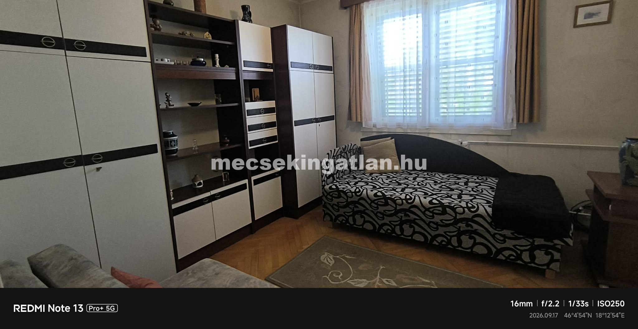 Pécs Bornemissza utcában kiadó második emeleti másfél szobás erkélyes téglalakás