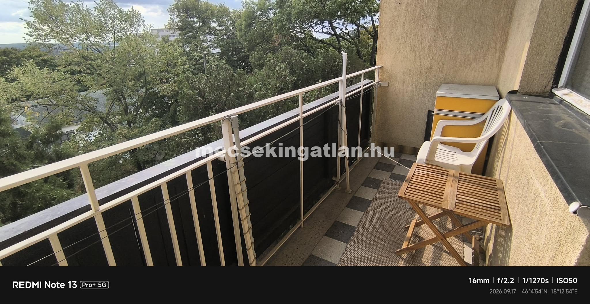 Pécs Bornemissza utcában kiadó második emeleti másfél szobás erkélyes téglalakás