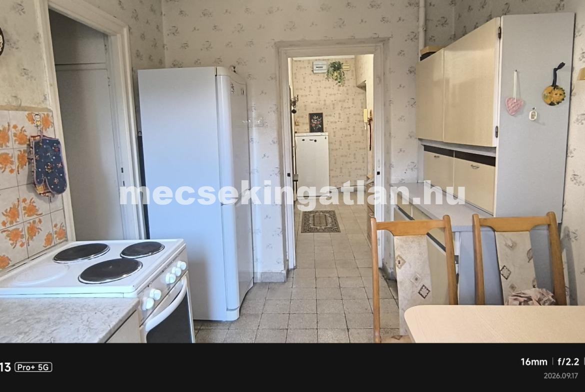 Pécs Bornemissza utcában kiadó második emeleti másfél szobás erkélyes téglalakás