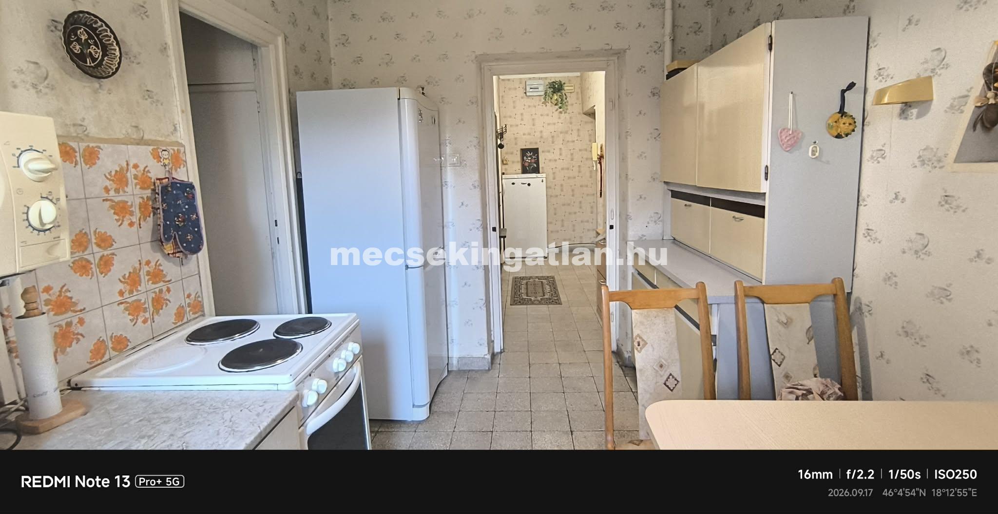 Pécs Bornemissza utcában kiadó második emeleti másfél szobás erkélyes téglalakás