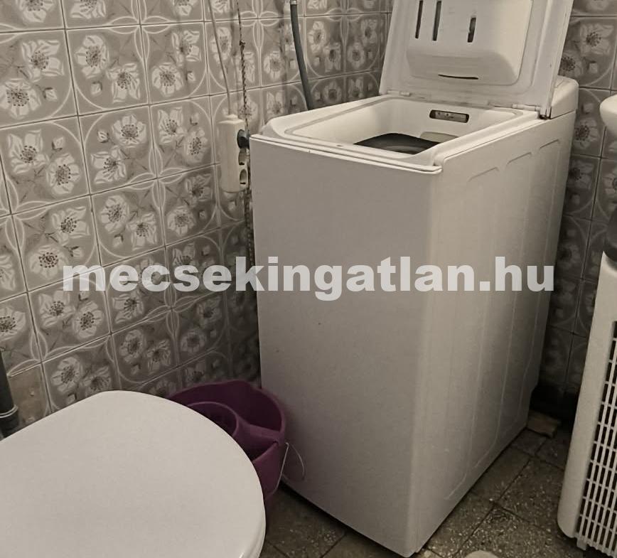 Pécs Bornemissza utcában kiadó második emeleti másfél szobás erkélyes téglalakás
