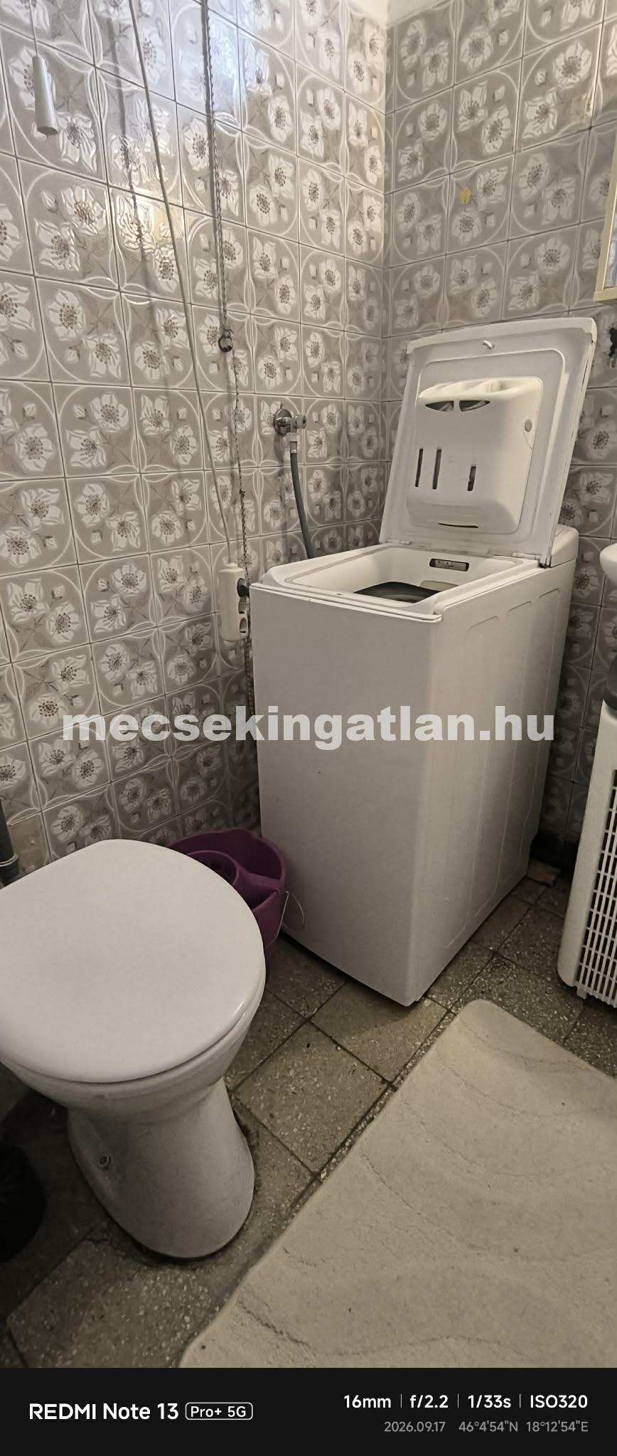Pécs Bornemissza utcában kiadó második emeleti másfél szobás erkélyes téglalakás