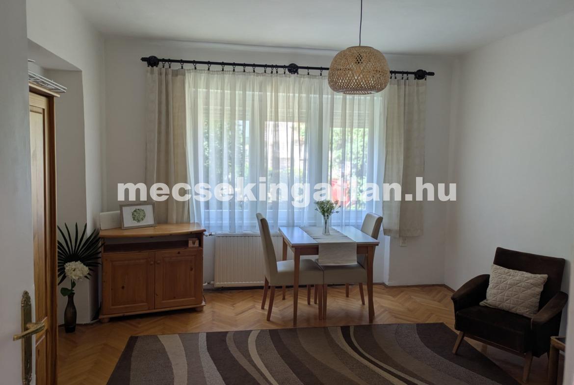 Pécs-Mecsekoldalban, Zsolt utcában első emeleti, felújított téglalakás kiadó!