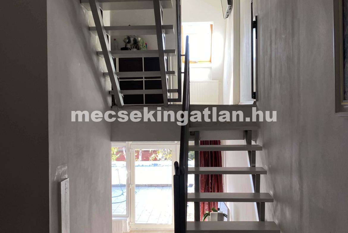Pécsett a Jurisics Miklós utcában panorámás téglalakás tágas terasszal kiadó!