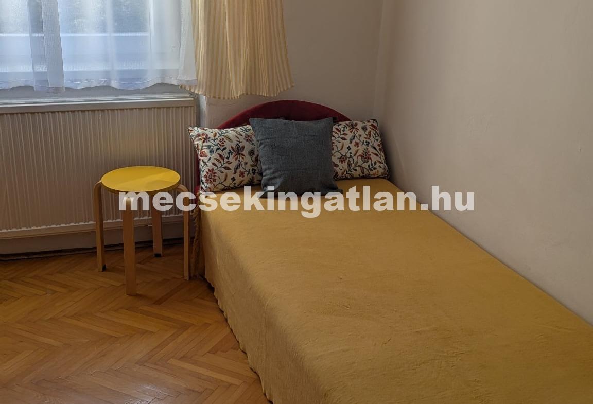 Pécs-Mecsekoldalban, Zsolt utcában első emeleti, felújított téglalakás kiadó!