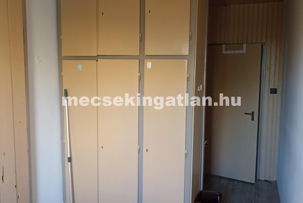 Pécsett a Kodály Zoltán utcában első emeleti lakás erkéllyel kiadó!