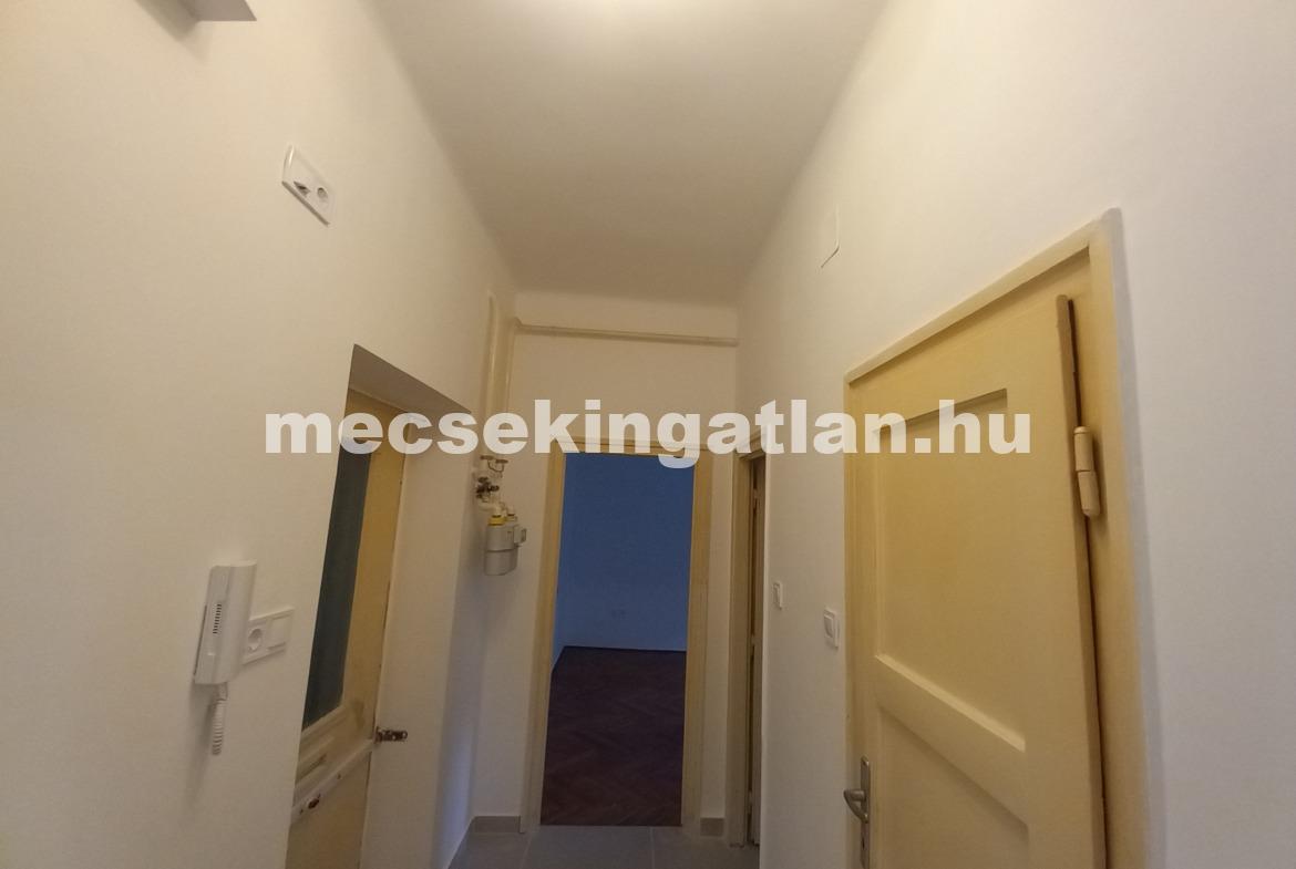 Pécsett a Feketegyémánt téren felűjított 2. emeleti bútorozatlan téglalakás kiadó!