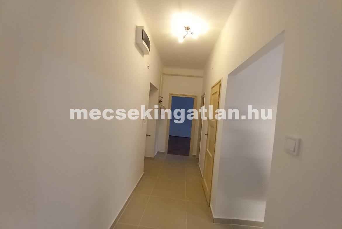 Pécsett a Feketegyémánt téren felűjított 2. emeleti bútorozatlan téglalakás kiadó!