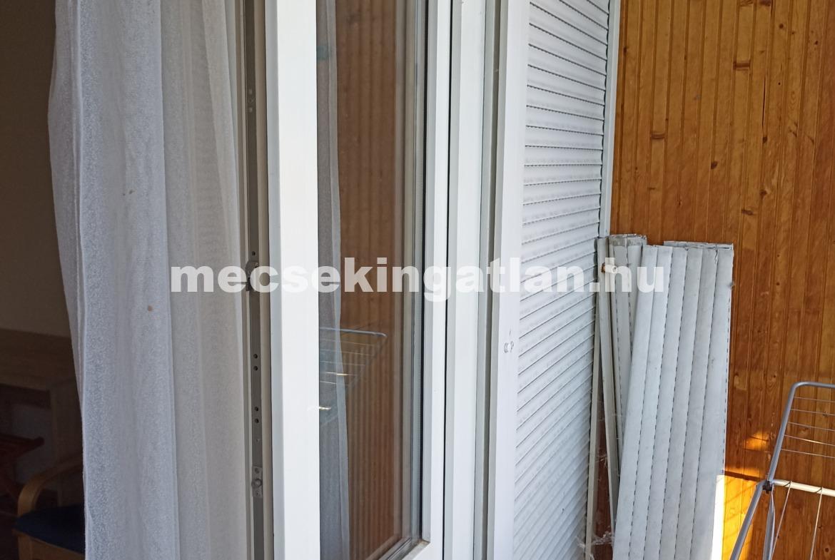 Pécsett a Kodály Zoltán utcában első emeleti lakás erkéllyel kiadó!