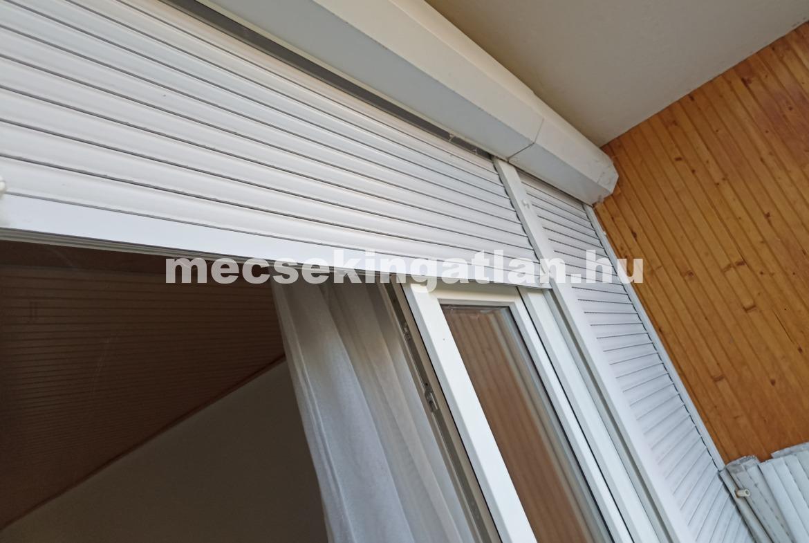 Pécsett a Kodály Zoltán utcában első emeleti lakás erkéllyel kiadó!
