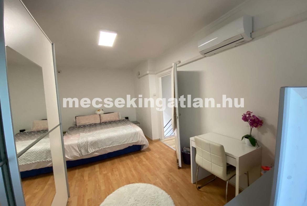 Pécsett a Jurisics Miklós utcában panorámás téglalakás tágas terasszal kiadó!