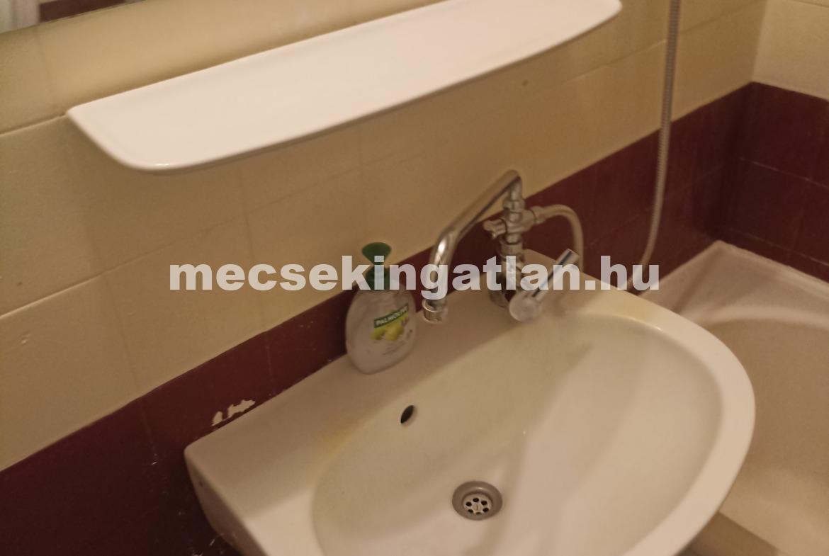 Pécsett a Kodály Zoltán utcában első emeleti lakás erkéllyel kiadó!